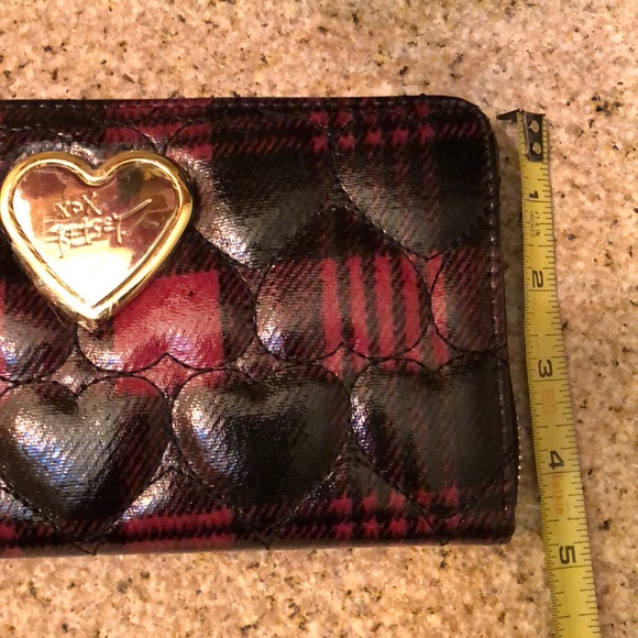 COPY - 🖤NWT BETSEY JOHNSON HEART ZIP AROUND WALLET🖤 - Picture 6 of 7
